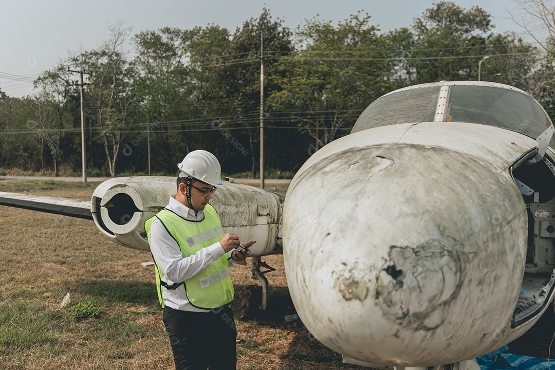 Engenheiro de manutenção de um motor de helicóptero.