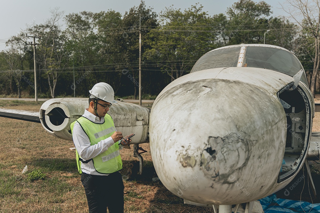 Engenheiro de manutenção de um motor de helicóptero.