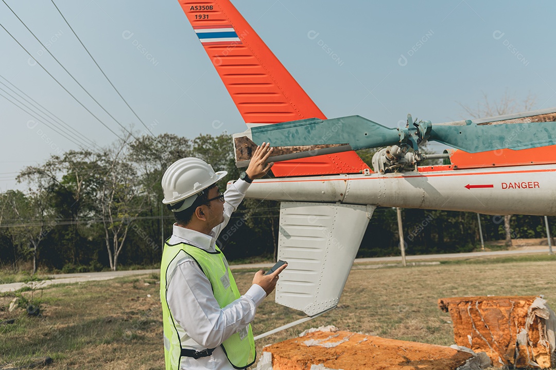 Homem técnico profissional consertando aeronave