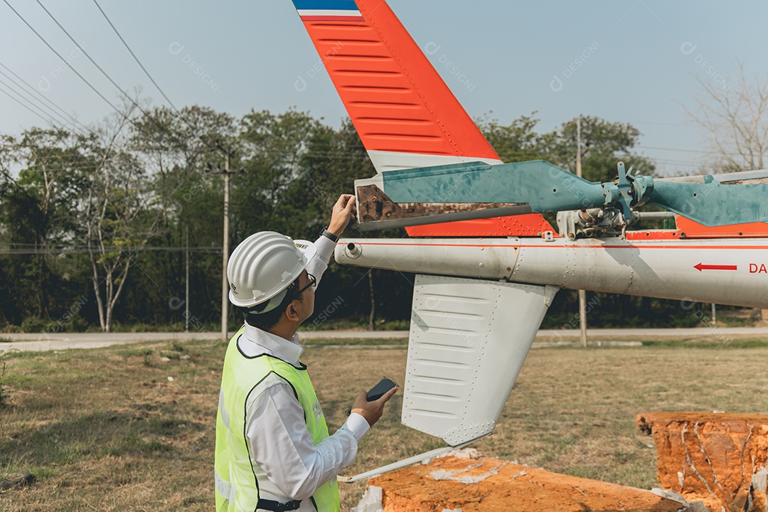 Homem técnico profissional consertando aeronave