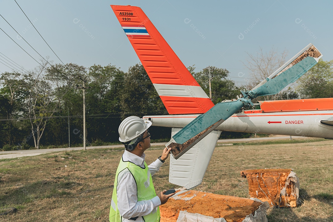 Homem técnico profissional consertando aeronave