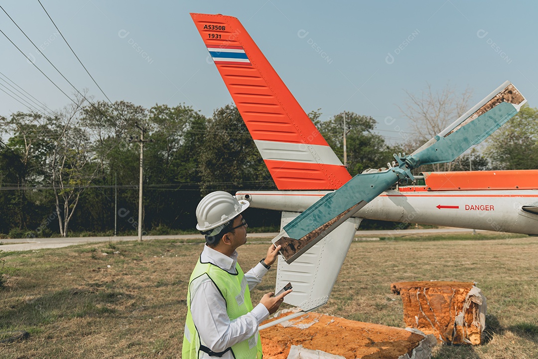 Homem técnico profissional em conserto de aeronaves