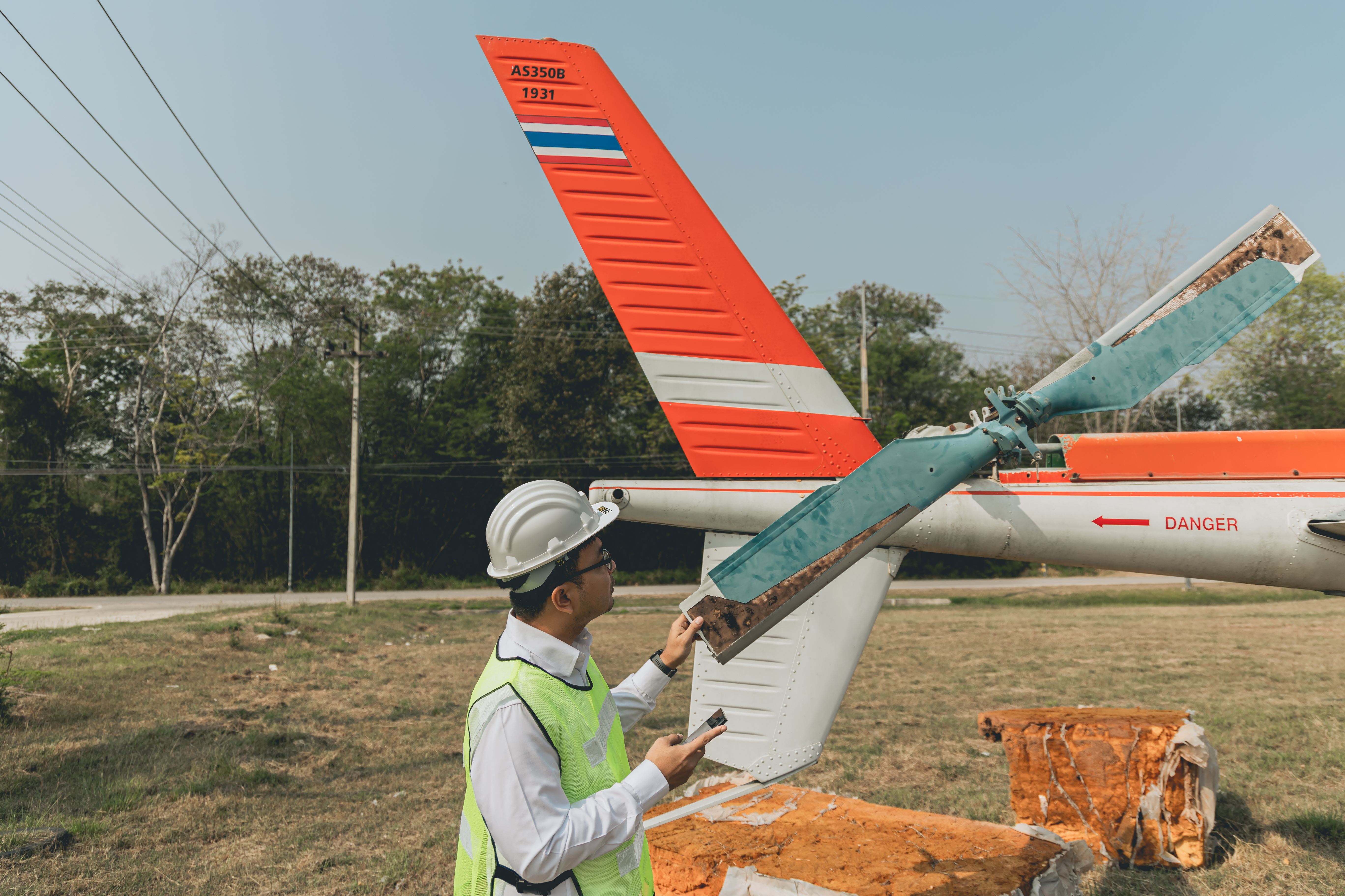 Homem técnico profissional em conserto de aeronaves