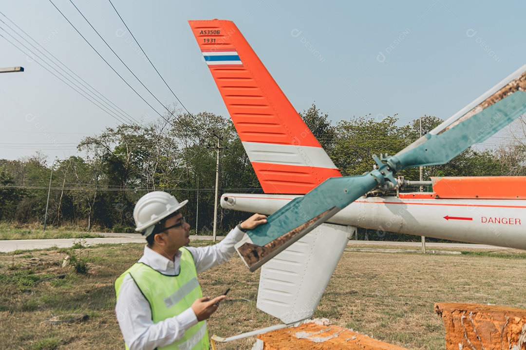 Homem técnico profissional em conserto de aeronaves