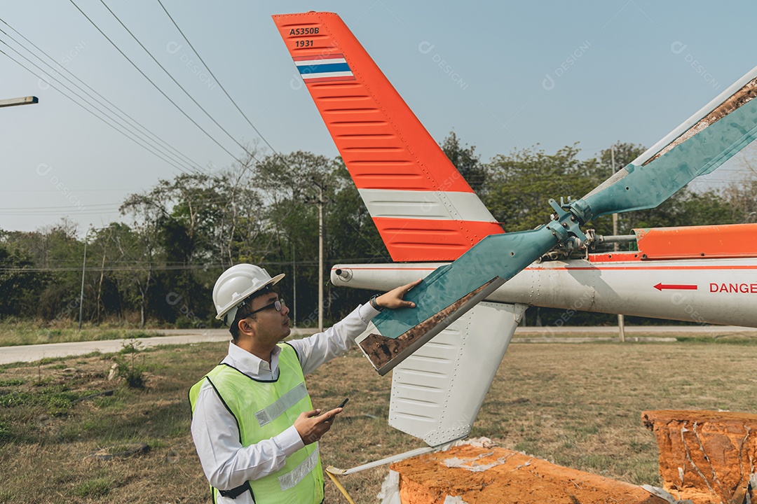 Homem técnico profissional em conserto de aeronaves
