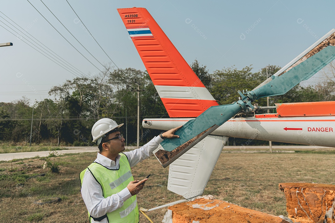 Homem técnico profissional em conserto de aeronaves
