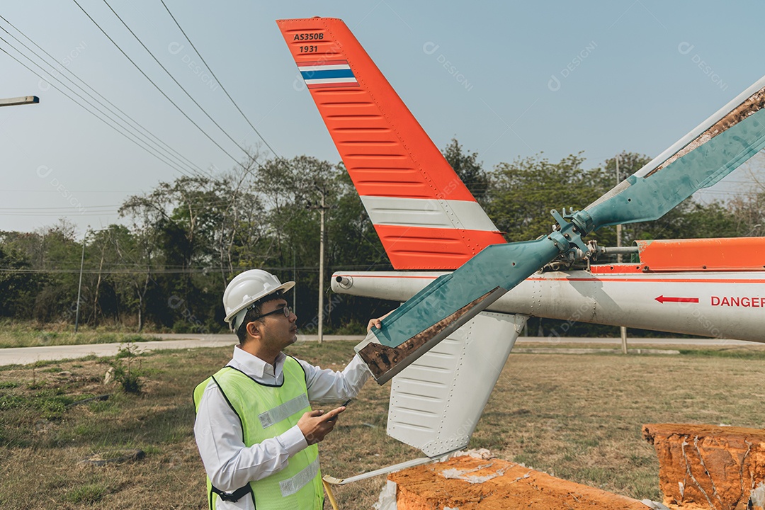 Homem técnico profissional em conserto de aeronaves