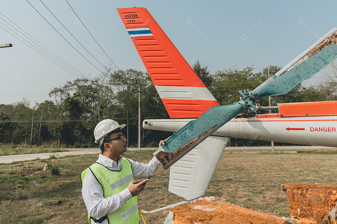 Homem técnico profissional em conserto de aeronaves
