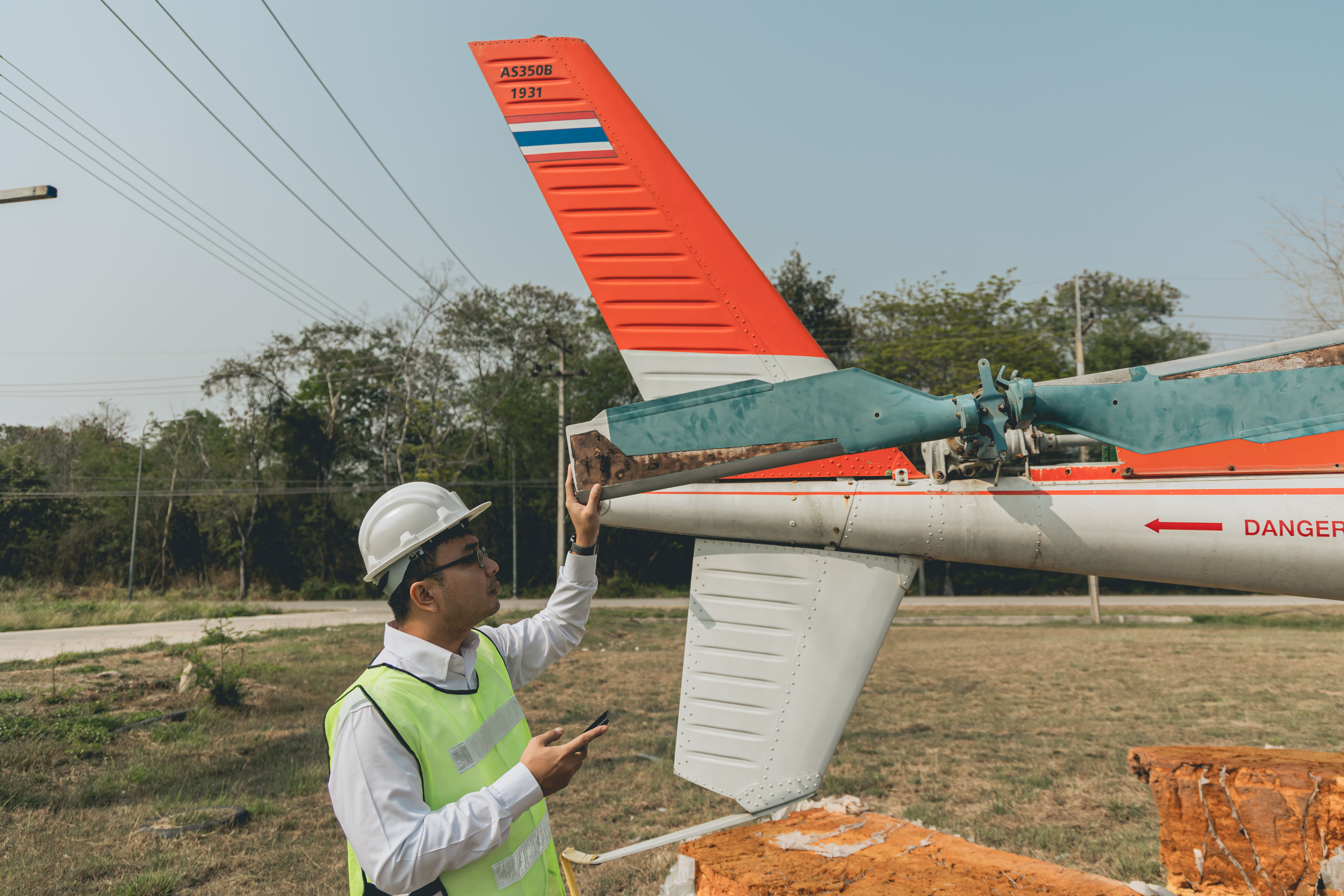 Homem técnico em conserto de aeronave