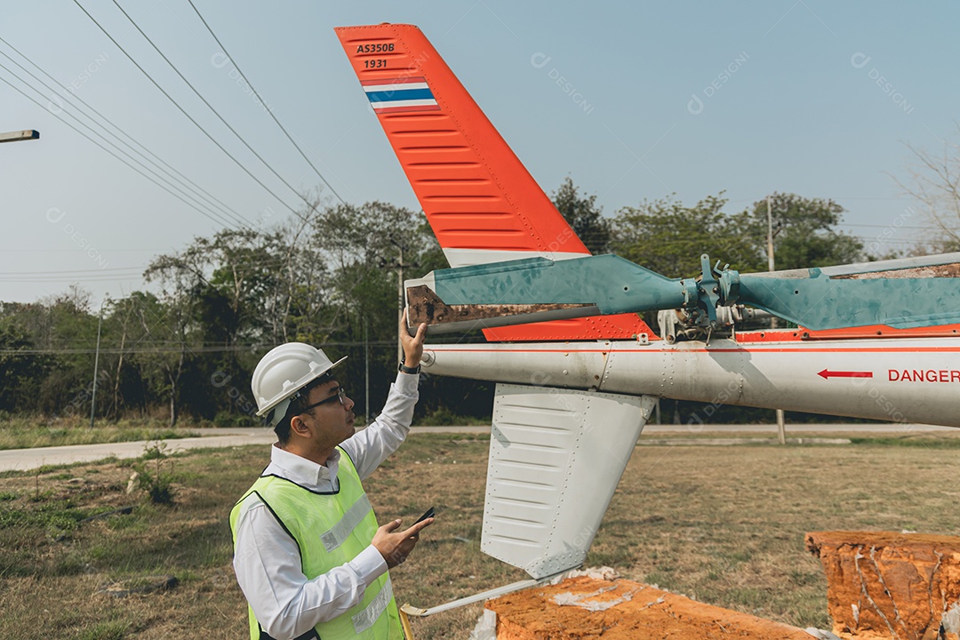 Homem técnico em conserto de aeronave