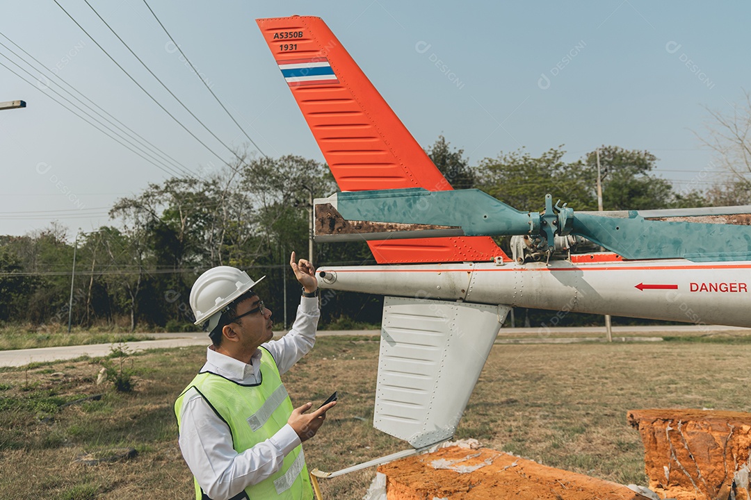 Homem técnico em conserto de aeronave