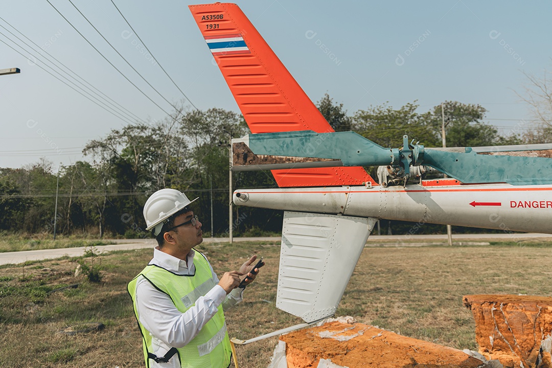 Homem técnico em conserto de aeronave