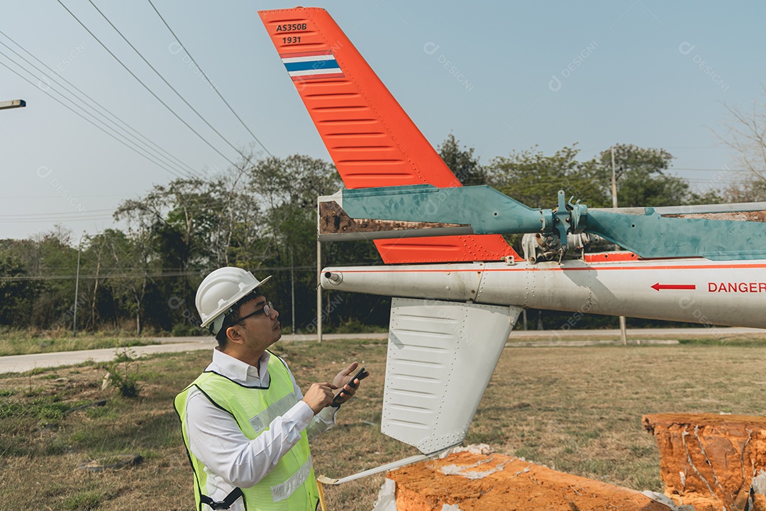 Homem técnico em conserto de aeronave