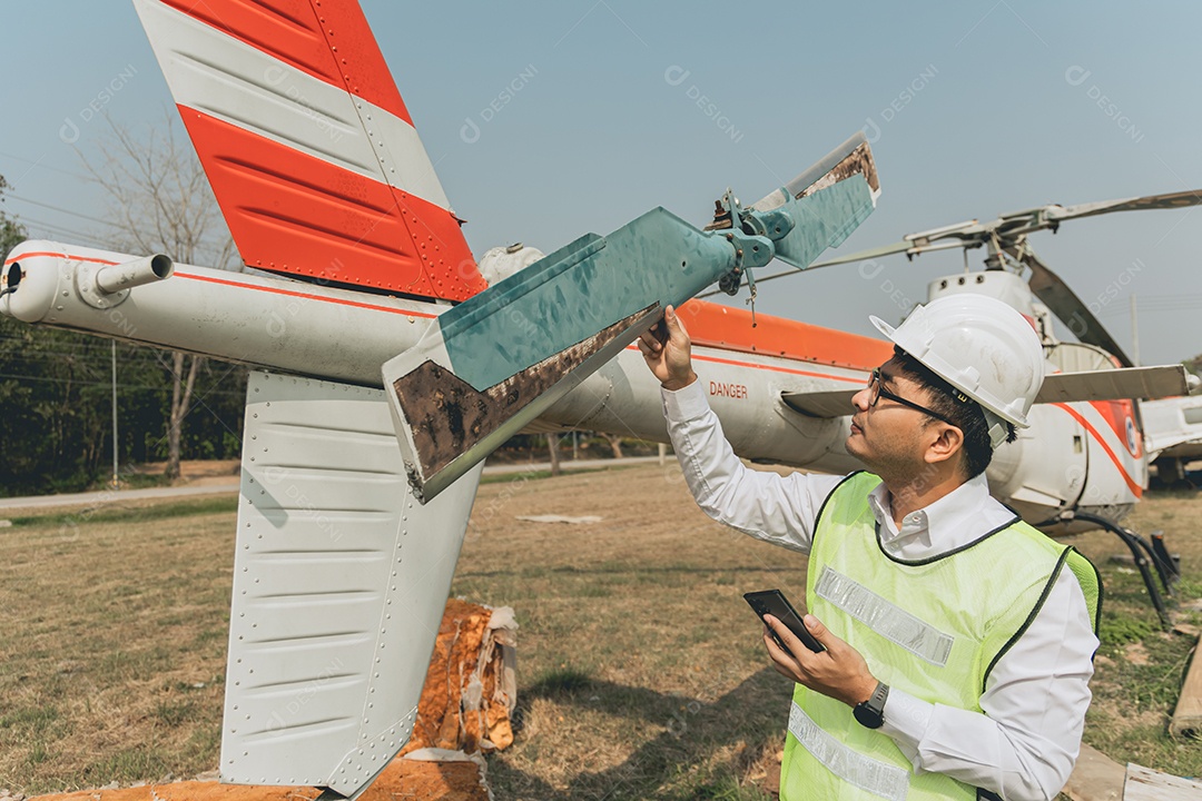 Homem técnico em conserto de aeronave