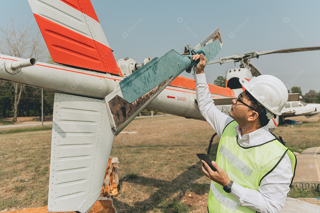 Homem técnico em conserto de aeronave