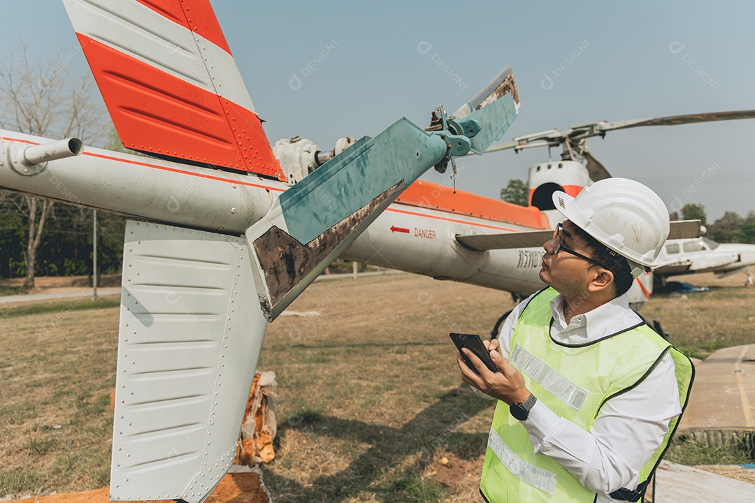 Homem técnico em conserto de aeronave