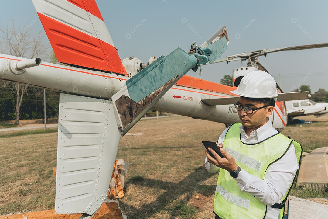 Homem técnico em conserto de aeronave
