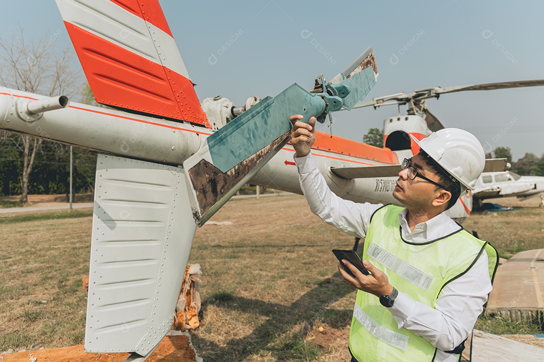 Homem técnico em conserto de aeronave