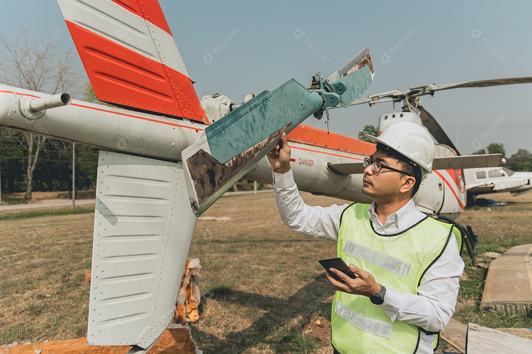 Homem técnico em conserto de aeronave