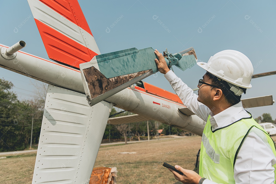 Homem técnico em conserto de aeronave