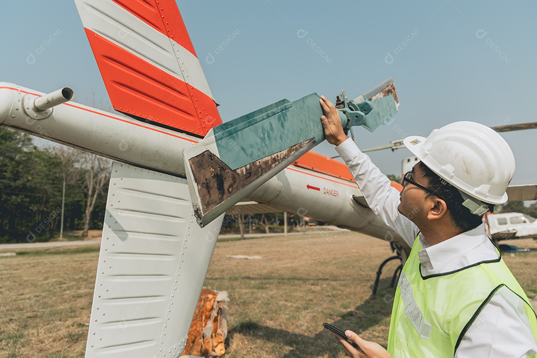 Homem técnico em conserto de aeronave