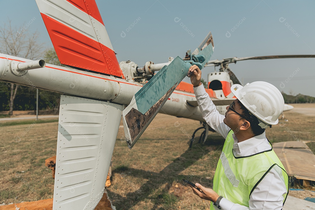 Homem técnico em conserto de aeronave