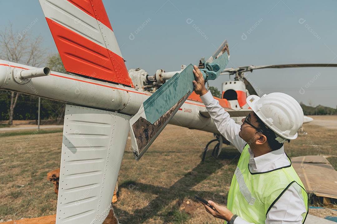 Homem técnico em conserto de aeronave