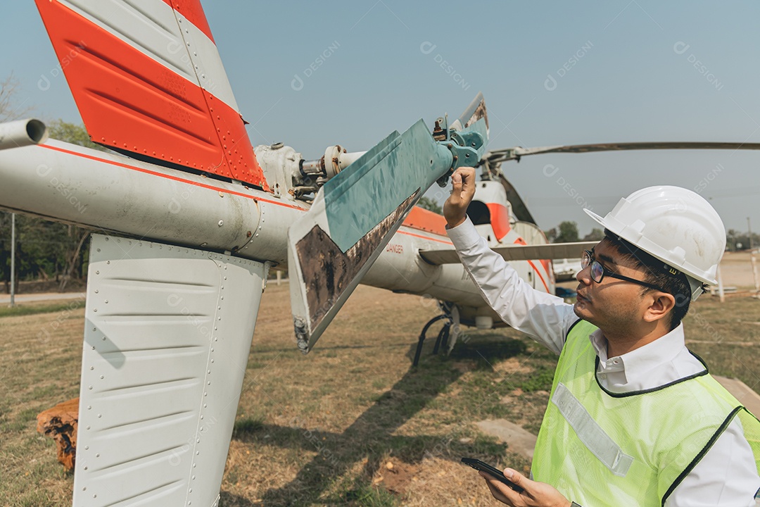 Homem técnico em conserto de aeronave