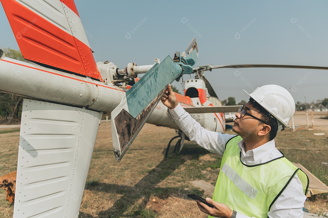 Homem técnico em conserto de aeronave