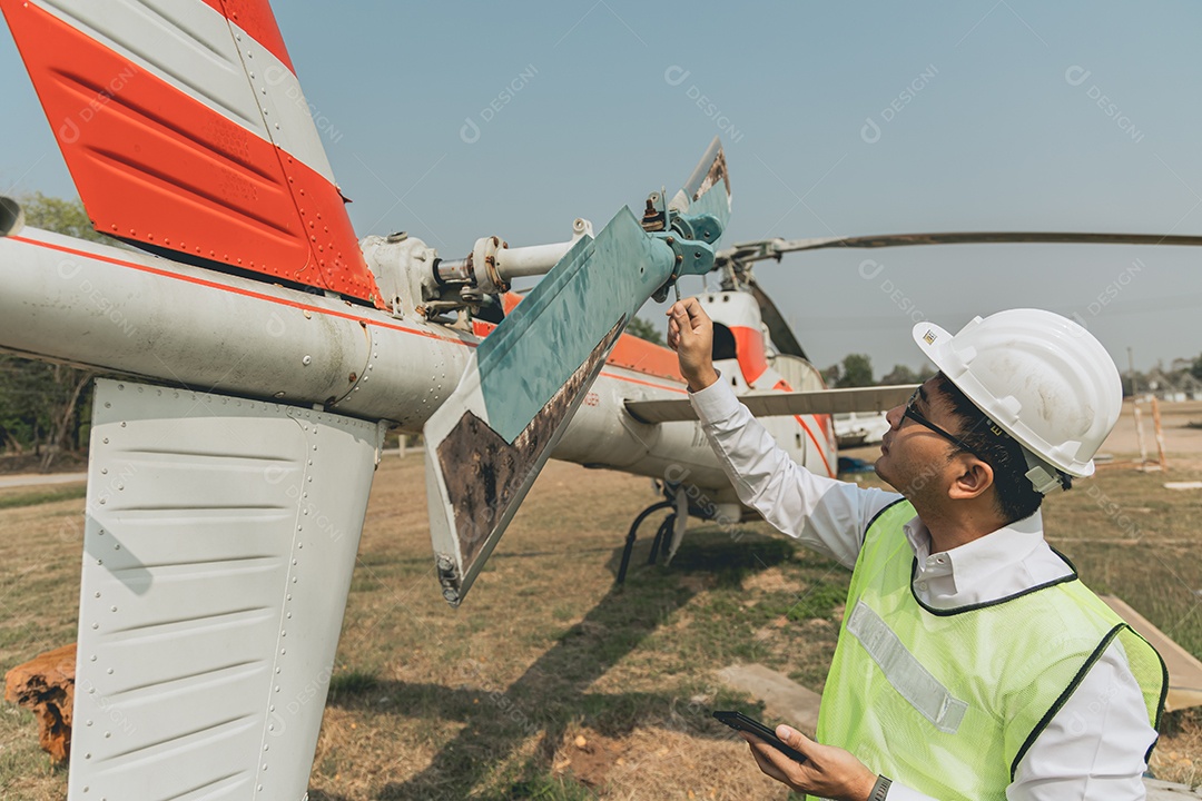 Homem técnico em conserto de aeronave