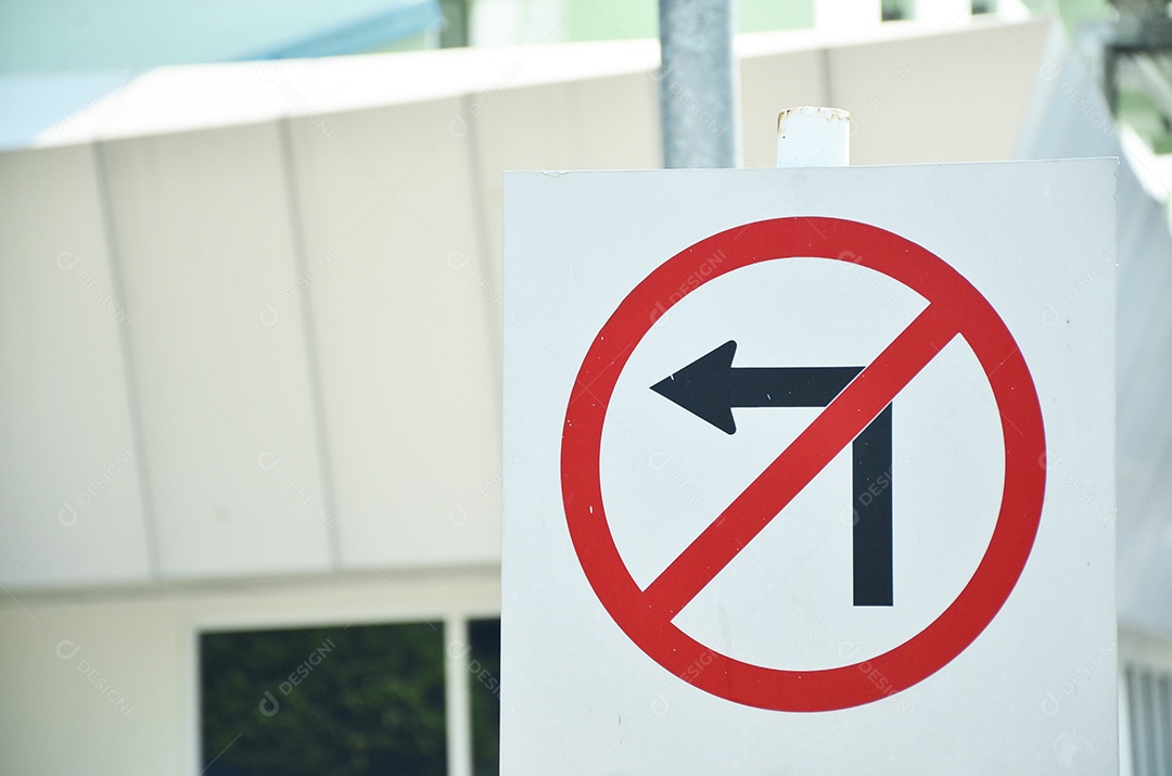 Sinal de trânsito não vire à esquerda sobre o céu azul em branco para texto