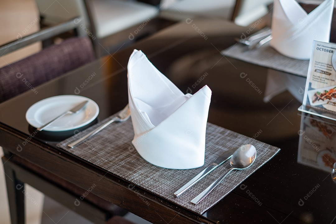 Linda mesa de um restaurante prato talheres