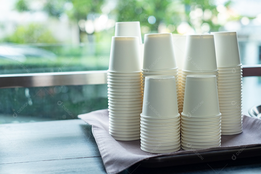 Copos de plásticos sobre uma bandeja