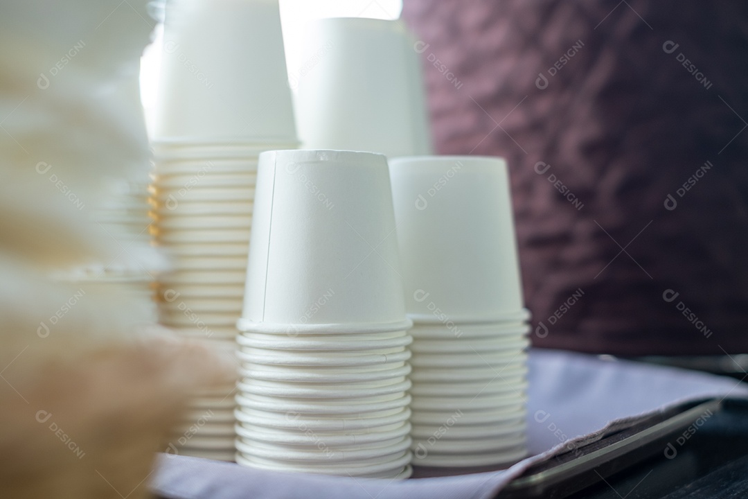 Copos de plásticos sobre uma bandeja