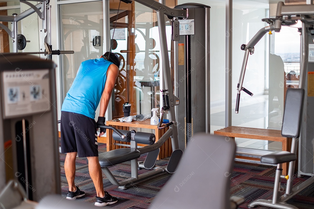 Homem jovem praticando musculação