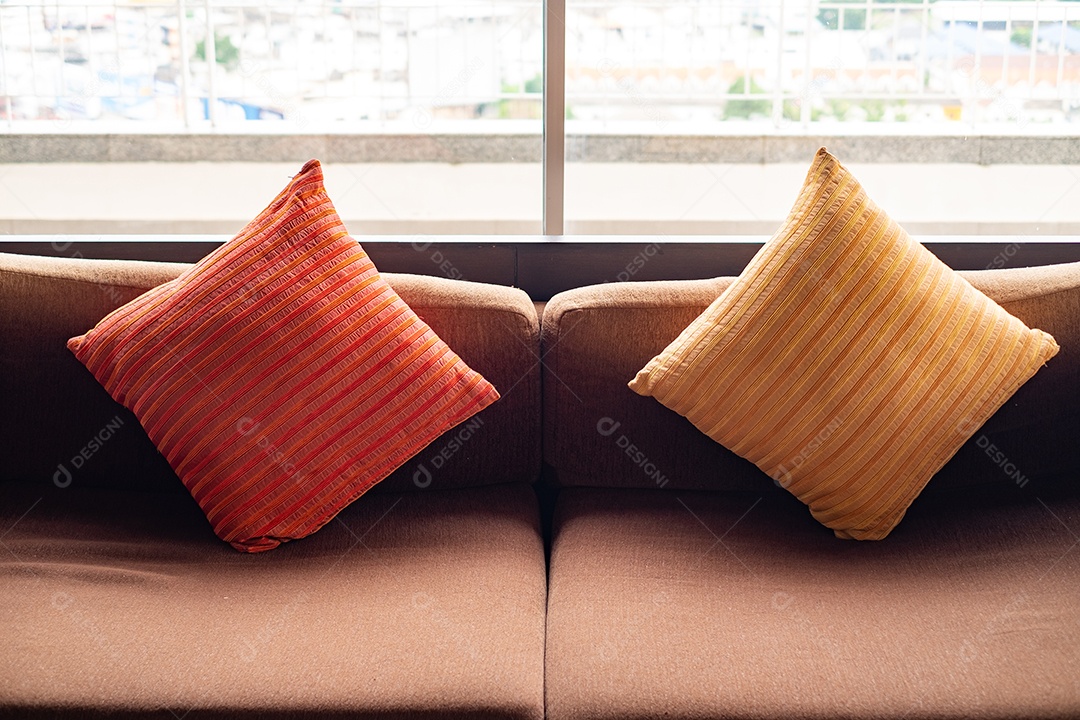 Almofadas sobre uma sofá