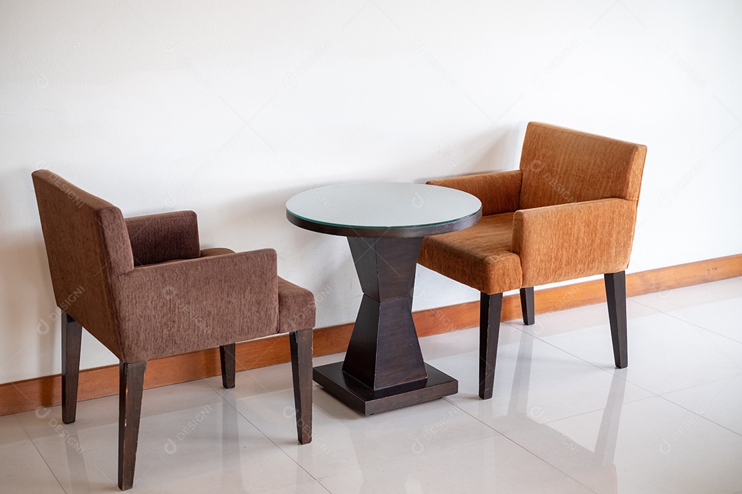 Cadeiras almofadas com uma mesa