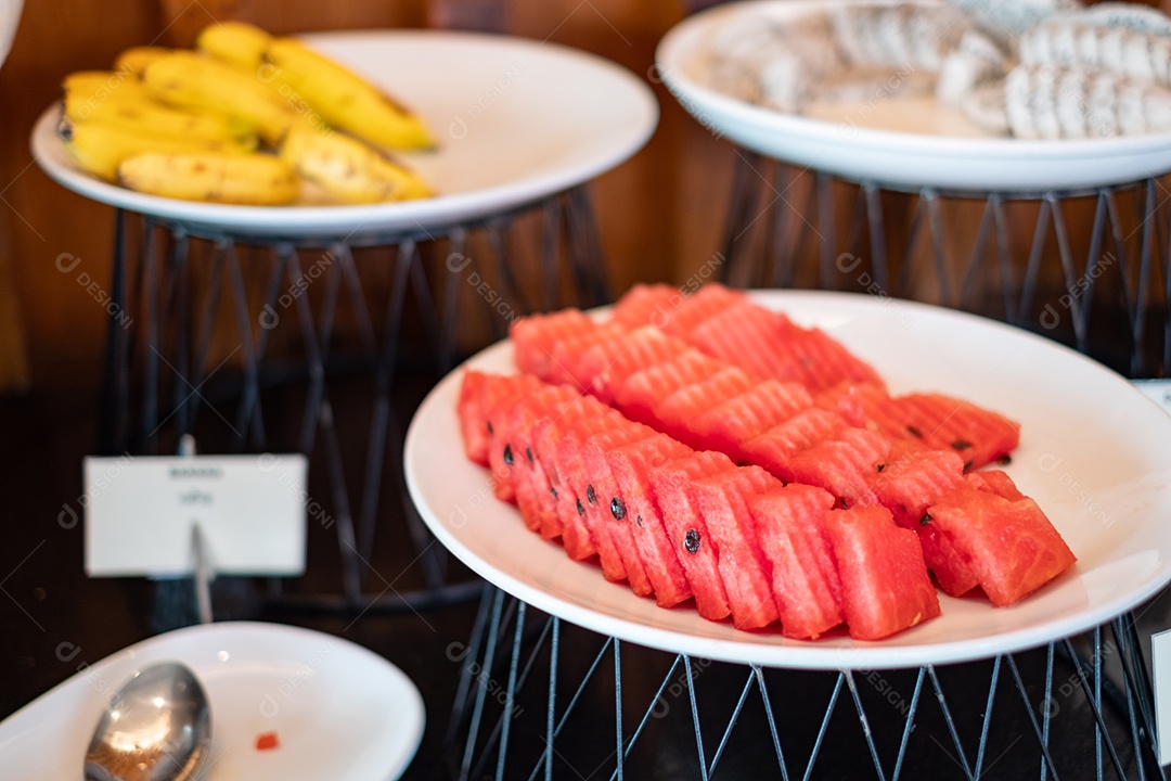 Prato de comida frutas sobre um prato branco