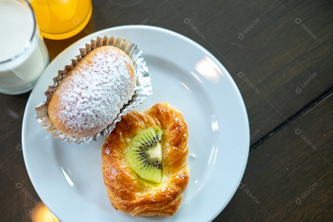 Prato de comida café da manha sobre uma mesa de madeira