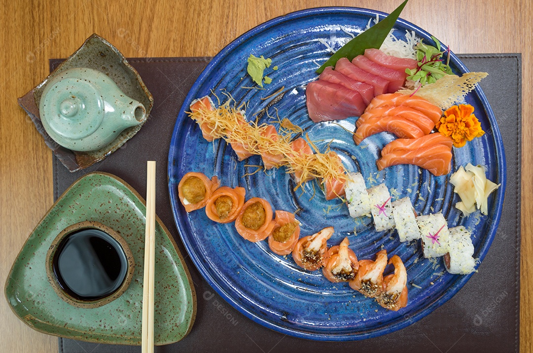 Combinado de diferentes sushis japoneses em um elegante prato azul.