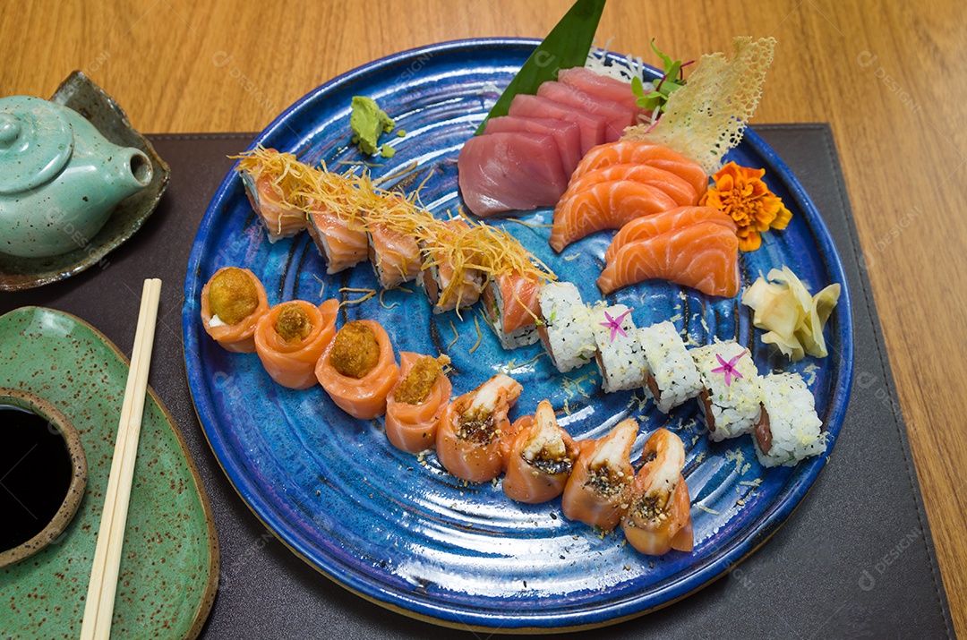 Combinado de diferentes sushis japoneses em um elegante prato azul.