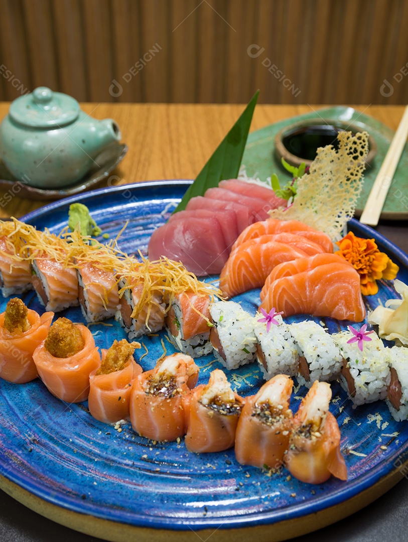 Combinado de diferentes sushis japoneses em um elegante prato azul.