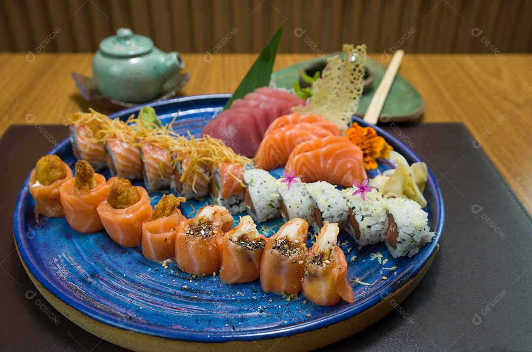 Combinado de diferentes sushis japoneses em um elegante prato azul.