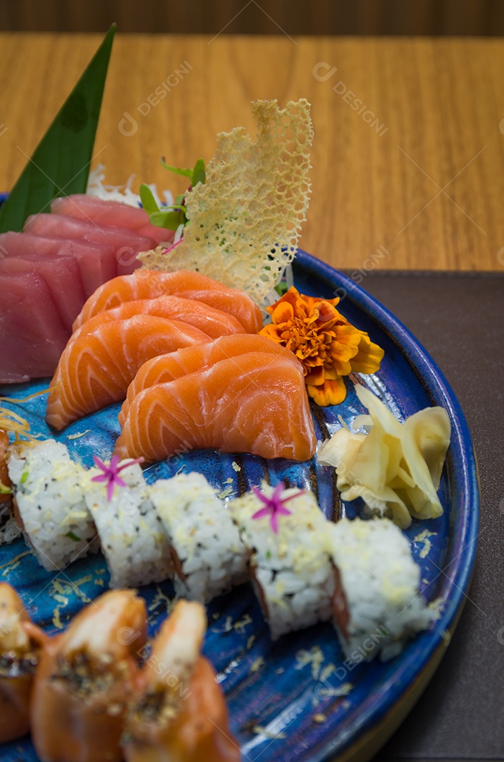 Combinado de diferentes sushis japoneses em um elegante prato azul.