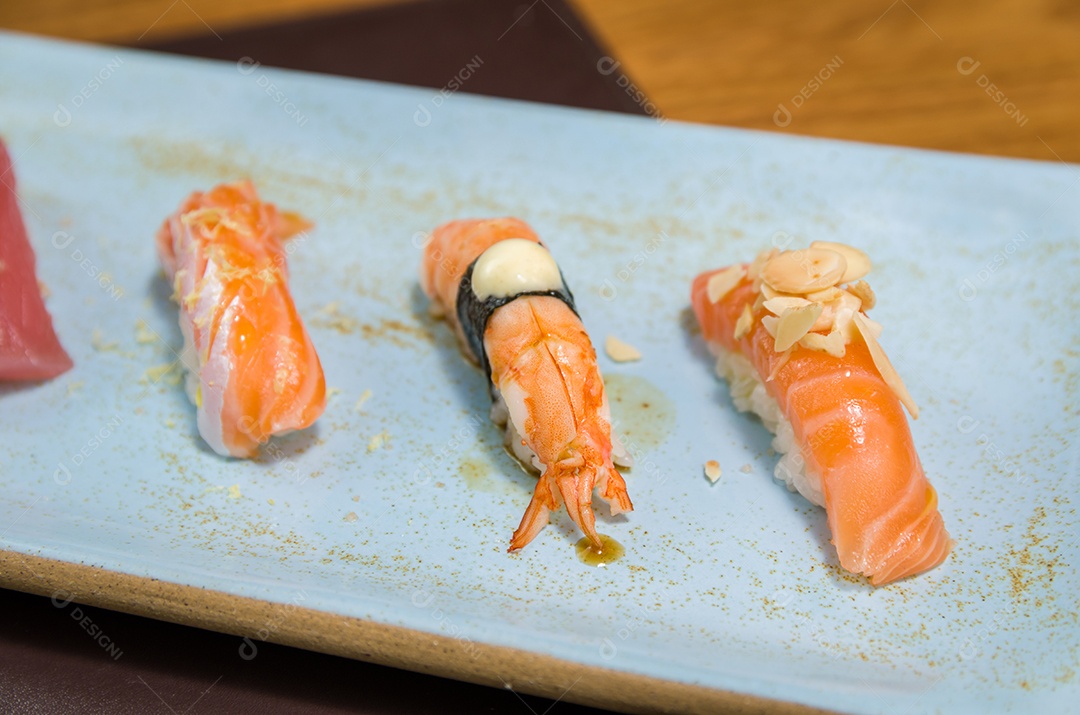 Combinado de diferentes sushis japoneses premium (niguiri) em um prato elegante.