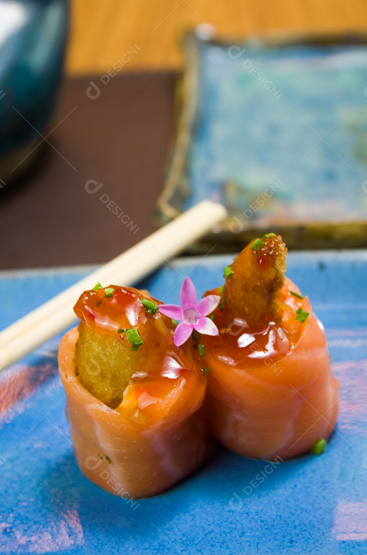 Combinado de diferentes sushis japoneses em um elegante prato azul.