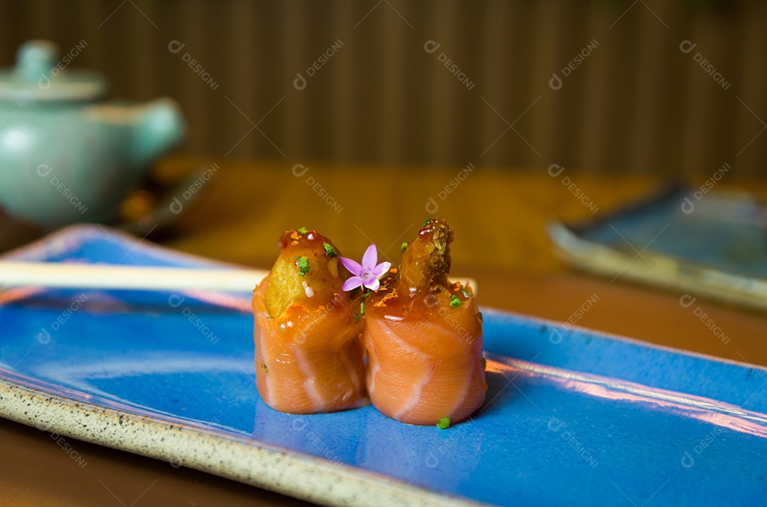 Deliciosos sashimis de salmão premium dispostos em uma elegante travessa artesanal.