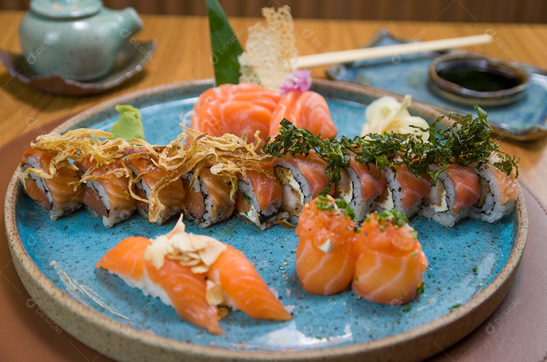 Deliciosos sashimis de salmão premium dispostos em uma elegante travessa artesanal.