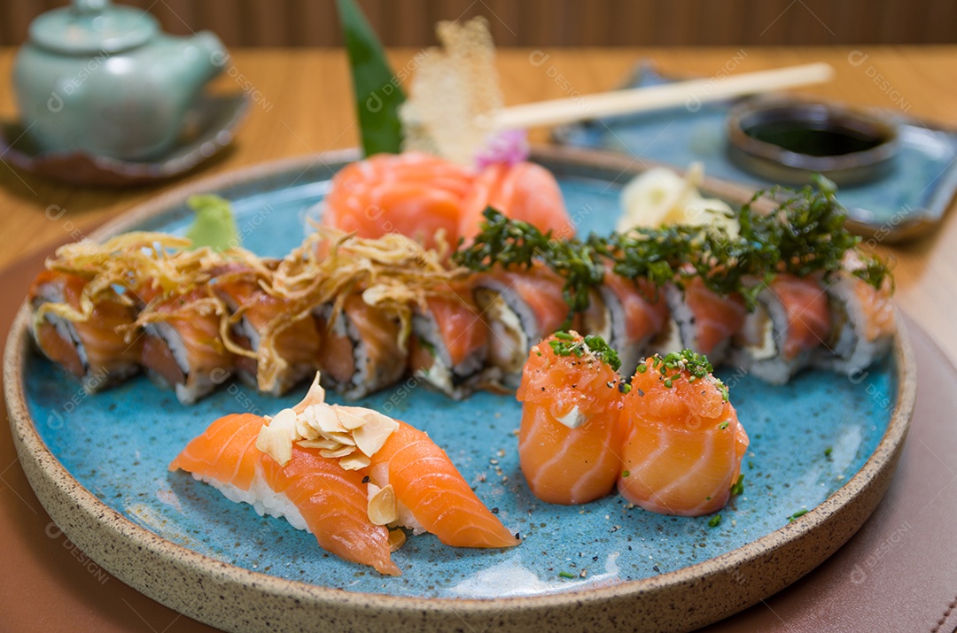 Deliciosos sashimis de salmão premium dispostos em uma elegante travessa artesanal.