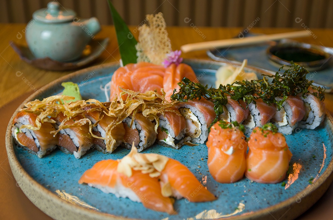 Deliciosos sashimis de salmão premium dispostos em uma elegante travessa artesanal.